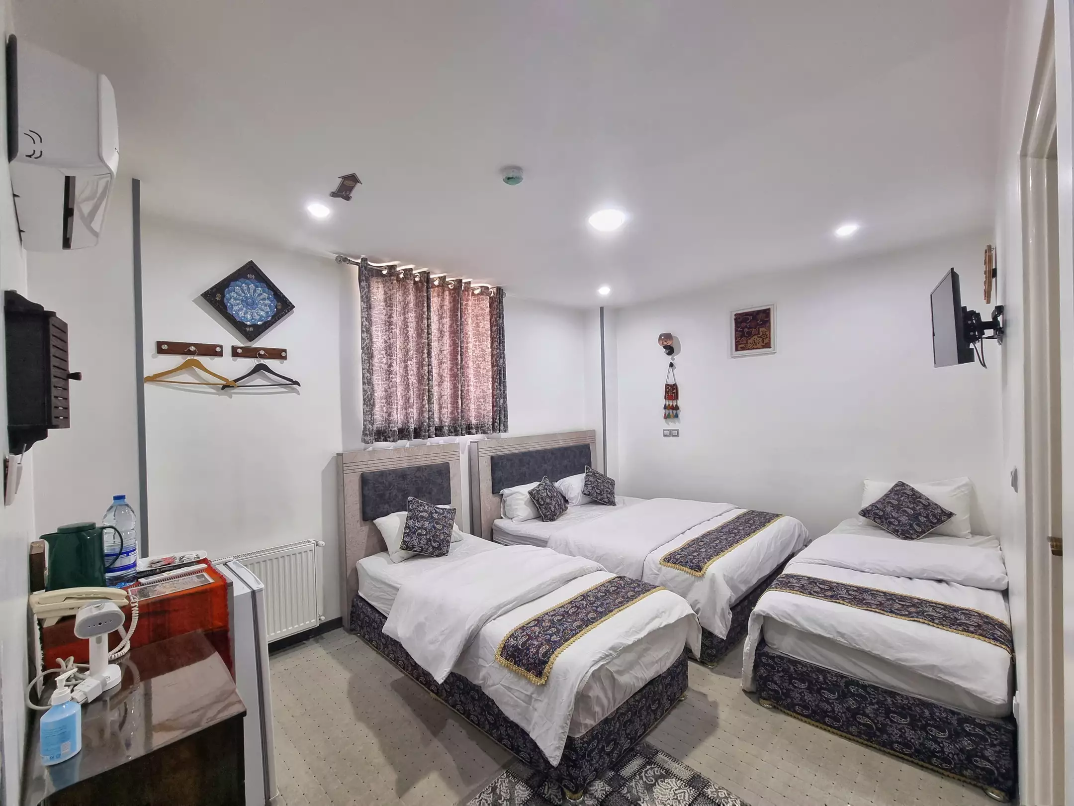 Alibaba https://cdn.alibaba.ir/ostorage/hotel-accommodation-images/681f530f19aa61e2a799b61e_سع تخته با سرویس اضافه.webp